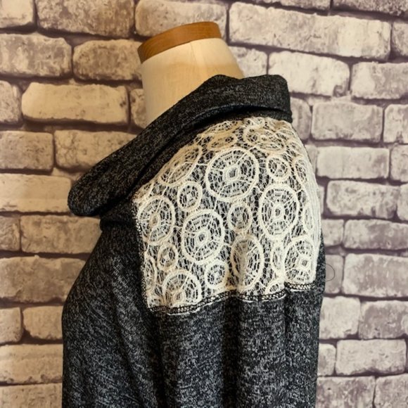 Ivy Ridge Black & Gray Top W/ lace Detail - Picture 5 of 11